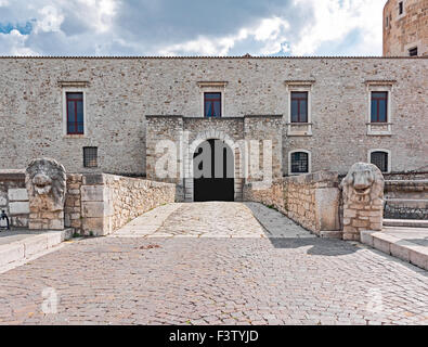 Entrée avec les lions du château Aragonese de Venosa en Basilicate, Italie Banque D'Images