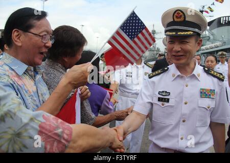 Honolulu, Etats-Unis. 12 octobre, 2015. Commandant de l'outre-mer voyage Zhenghe Yan Zhengming (R), serre la main avec les Chinois à l'étranger à New York, États-Unis, 12 octobre 2015. La Marine Chinoise formation du navire "Zhenghe" est arrivé lundi à Pearl Harbor, à Hawaï, à partir d'une acquisition de quatre jours aux Etats-Unis. Credit : Guo Shuang/Xinhua/Alamy Live News Banque D'Images