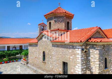 Le monastère de Panayia Malevi, en Grèce, bien connu pour de nombreux miracles contemporains. Vue d'une des anciennes chapelles situé Banque D'Images