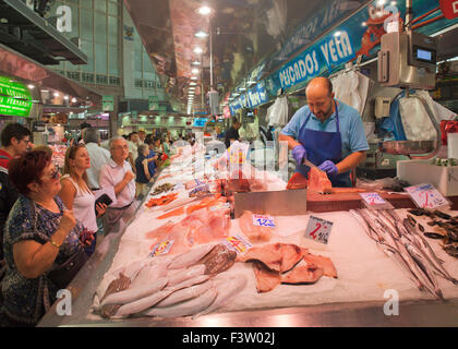 Poissonnier, marché espagnol, Mercado Central de Valence. Banque D'Images