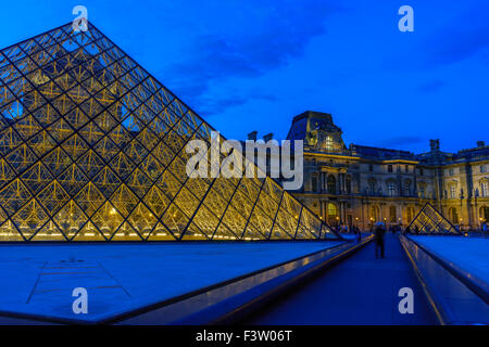 Le crépuscule tombe sur les Pyramides du Louvre sur une nuit d'été. Paris, France. Août, 2015. Banque D'Images