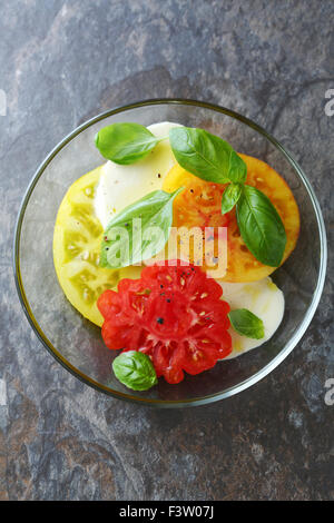 Heirloom tomato salad on plate Banque D'Images