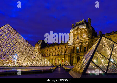 Les couleurs du crépuscule bleu profond s'enrouler autour du musée du Louvre sur une nuit d'été. Paris, France. Août, 2015. Banque D'Images