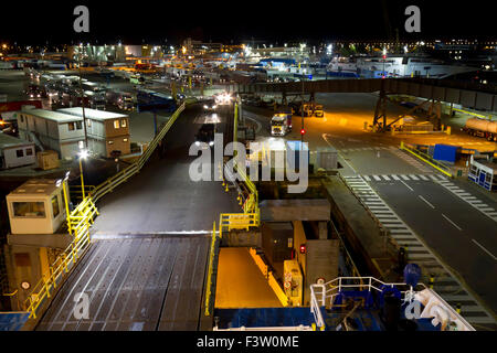 Vue depuis un ferry transmanche de véhicules chargement sur le ferry de nuit. Portsmouth, Angleterre. Mai. Banque D'Images