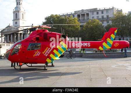 Londres, Royaume-Uni. 13 Oct, 2015. Une ambulance d'air s'est posé au milieu de Trafalgar Square après un accident signalé d'un homme d'être frappé par un camion dans le Strand. Credit : amer ghazzal/Alamy Live News Banque D'Images