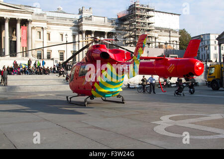 Londres, Royaume-Uni. 13 Oct, 2015. Une ambulance d'air s'est posé au milieu de Trafalgar Square après un accident signalé d'un homme d'être frappé par un camion dans le Strand. Credit : amer ghazzal/Alamy Live News Banque D'Images