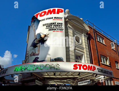 Londres, Angleterre, Royaume-Uni. 'Stomp' Ambassadors Theatre West Street, Banque D'Images