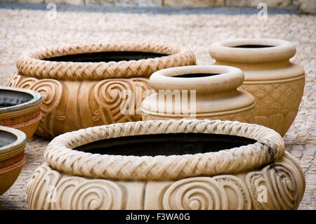 Le groupe de meubles anciens vases en argile de décoration Banque D'Images