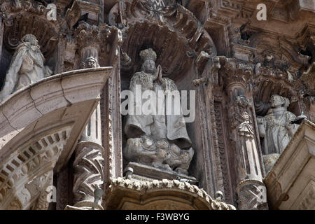 Colombes sur l'église San Francisco à Lima Banque D'Images