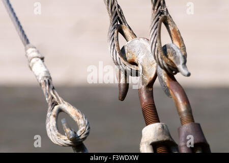 La Close up of rusty shackles et chaînes Banque D'Images