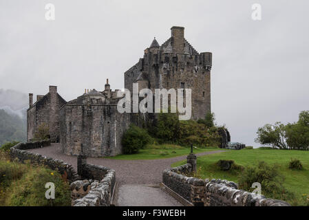 Le Château d'Eilean Donan, Dornie, Highlands écossais sous un ciel couvert, pluvieux jour d'automne Banque D'Images