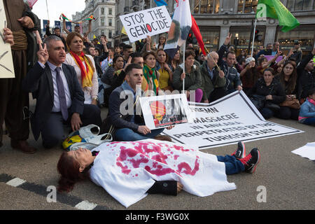 Londres, Royaume-Uni. 11/10/2015.  : Un sit-in/die-en à Oxford Circus. Plusieurs milliers de Kurdes et Turcs ont marché de Downing Street pour le siège de la BBC à Langham Place, pour protester contre les bombes à Ankara qui a tué beaucoup de gens assister à une démonstration de paix. Banque D'Images