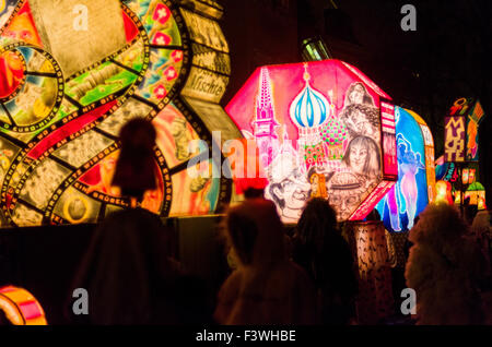 Le morgenstraich est le début de la Basler fasnet, à 4 h des centaines de laterns colorés et lumineux se fait par la rue Banque D'Images