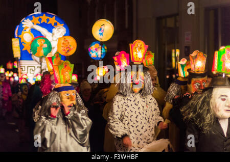 Le morgenstraich est le début de la Basler fasnet, à 4 h des centaines de laterns colorés et lumineux se fait par la rue Banque D'Images