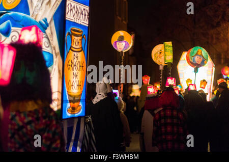 Le morgenstraich est le début de la Basler fasnet, à 4 h des centaines de laterns colorés et lumineux se fait par la rue Banque D'Images