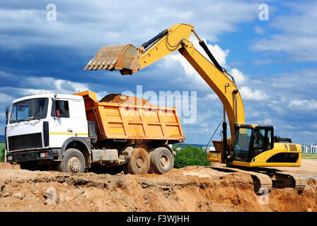 Chargement camion dumper pelle Banque D'Images