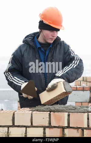 Travailleur de la couche de briques builder mason Banque D'Images