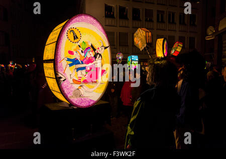 Le morgenstraich est le début de la Basler fasnet, à 4 h des centaines de laterns colorés et lumineux se fait par la rue Banque D'Images