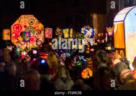 Le morgenstraich est le début de la Basler fasnet, à 4 h des centaines de laterns colorés et lumineux se fait par la rue Banque D'Images