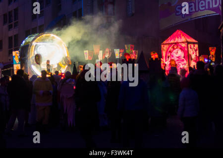 Le morgenstraich est le début de la Basler fasnet, à 4 h des centaines de laterns colorés et lumineux se fait par la rue Banque D'Images