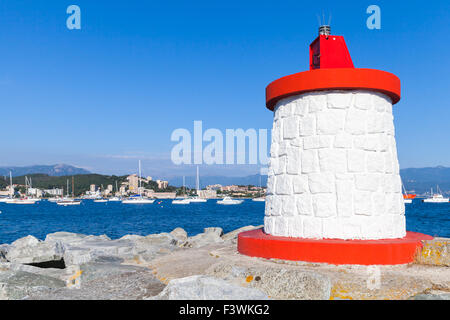 Jetée d'entrée marina Ajaccio avec tour phare rouge et blanc, Corse, France Banque D'Images