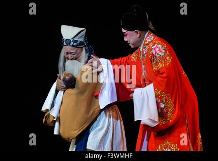 Suzhou, Province de Jiangsu en Chine. 12 octobre, 2015. Les artistes de l'opéra Kunju Poly au Grand Théâtre de Shanghai Culture et art centre, dans le spectacle d'ouverture du 6ème Festival d'Art de Kunju Chine à Suzhou, Province de Jiangsu en Chine de l'Est, le 12 octobre 2015. Dix-sept de l'opéra Kunju sélectionnés montre portée par 13 groupes, dont 2 de la Chine du sud-est de Taïwan, est présenté au public du 12 au 19 octobre. L'opéra Kunju, ou l'Opéra Kunqu, chinois traditionnel est un art de la scène avec une histoire de 600 ans. © Ji Chunpeng/Xinhua/Alamy Live News Banque D'Images