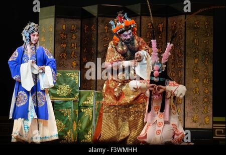 Suzhou, Province de Jiangsu en Chine. 12 octobre, 2015. Les artistes de l'opéra Kunju Poly au Grand Théâtre de Shanghai Culture et art centre, dans le spectacle d'ouverture du 6ème Festival d'Art de Kunju Chine à Suzhou, Province de Jiangsu en Chine de l'Est, le 12 octobre 2015. Dix-sept de l'opéra Kunju sélectionnés montre portée par 13 groupes, dont 2 de la Chine du sud-est de Taïwan, est présenté au public du 12 au 19 octobre. L'opéra Kunju, ou l'Opéra Kunqu, chinois traditionnel est un art de la scène avec une histoire de 600 ans. © Ji Chunpeng/Xinhua/Alamy Live News Banque D'Images