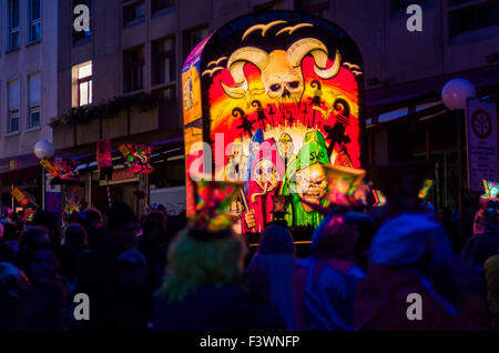 Le morgenstraich est le début de la Basler fasnet, à 4 h des centaines de laterns colorés et lumineux se fait par la rue Banque D'Images