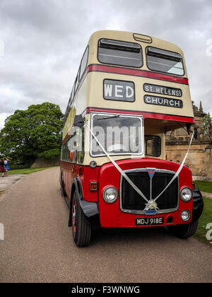 Fête de mariage avec double decker bus dans le Derbyshire, Angleterre Banque D'Images