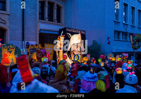 Le morgenstraich est le début de la Basler fasnet, à 4 h des centaines de laterns colorés et lumineux se fait par la rue Banque D'Images