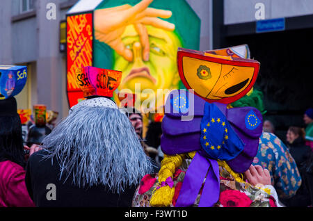 Le morgenstraich est le début de la Basler fasnet, à 4 h des centaines de laterns colorés et lumineux se fait par la rue Banque D'Images