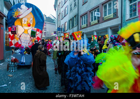 Le morgenstraich est le début de la Basler fasnet, à 4 h des centaines de laterns colorés et lumineux se fait par la rue Banque D'Images