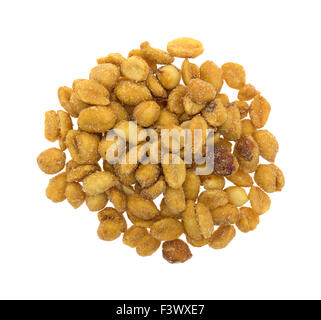 Vue de dessus d'une assiette de cacahuètes enrobées de caramel salé isolé sur un fond blanc. Banque D'Images