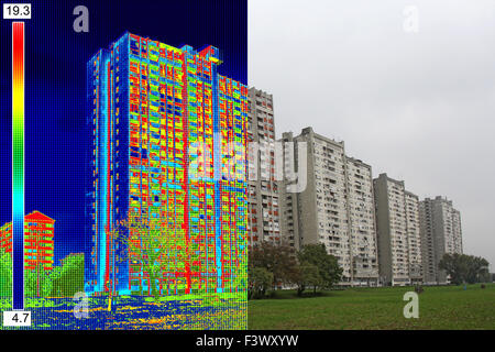 L'infrarouge et l'image réelle montrant le manque d'isolation thermique sur la construction résidentielle Banque D'Images