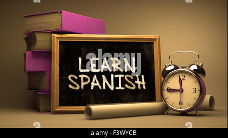 Apprendre l'espagnol à la main Concept sur tableau. Banque D'Images