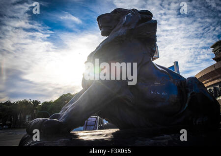 Lion au bas de la statue de Christophe Colomb à Barcelone, Espagne Banque D'Images