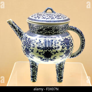 Il ( Pot ) avec design bleu sous glaçure de huit emblèmes auspicieux Jingdezhen Ware Daoguang Règne ( 1821 - 1850 ) Dynastie Qing Musée de Shanghai de l'ancien art chinois Chine Banque D'Images