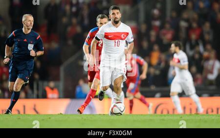 Prague, République tchèque. 10 Oct, 2015. La Turquie Arda Turan pendant l'UEFA Euro 2016 football match de qualification entre la République tchèque et la Turquie à Prague, République tchèque, 10 octobre 2015. Photo : Thomas Eisenhuth/DPA - PAS DE FIL - SERVICE/dpa/Alamy Live News Banque D'Images