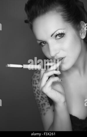 Modèle Pin Up avec la cigarette Banque D'Images