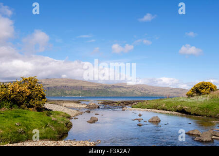 Afficher le long de petite rivière de l'ensemble de la péninsule de Morvern Sound of Mull. L'île de Mull Garmony Hébrides intérieures Western Isles Scotland UK Banque D'Images