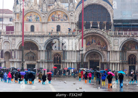 Piazza San Marco, la Place Saint Marc, Venise, Italie. 13 octobre 2015. Les gens avec des parasols à l'état humide, jour de pluie à Venise. Crédit : Richard Wayman/Alamy Live News Banque D'Images