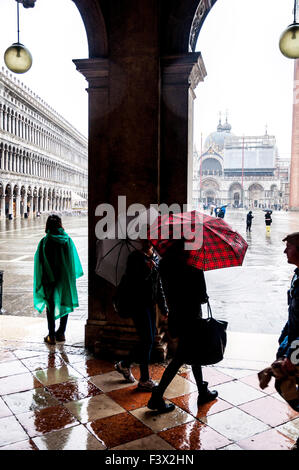 Piazza San Marco, la Place Saint Marc, Venise, Italie. 13 octobre 2015. Les gens avec des parasols à l'état humide, jour de pluie à Venise. Crédit : Richard Wayman/Alamy Live News Banque D'Images