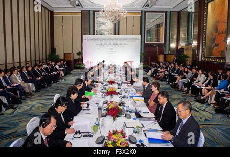 (151013) -- SINGAPOUR, 13 octobre 2015 (Xinhua) -- le vice-Premier ministre chinois Zhang Jaili et vice-premier ministre singapourien Teo Chee Hean co-présidente de la 12e réunion du China-Singapore Conseil mixte de coopération bilatérale (JCBC), le China-Singapore 17e réunion du Conseil de direction conjoint pour le parc industriel de Suzhou et de la huitième réunion du Conseil de direction conjoint China-Singapore pour l'éco-ville de Tianjin en Chine, 13 octobre 2015. (Xinhua/Wang Ye) (yxb) Banque D'Images