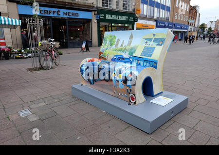 Ladybird bancs livre installés dans loughborough pour célébrer les 100 ans de ladybird books Banque D'Images