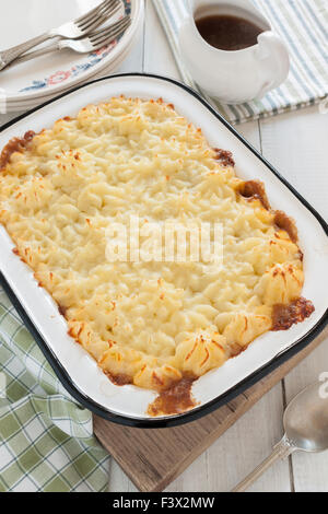 Cottage Pie ou un hachis parmentier tarte de viande et de légumes avec une garniture de purée de pommes de terre Banque D'Images