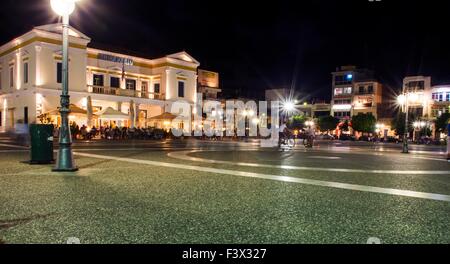 Une vue de la nuit de la place principale de la ville moderne de Sparte, en Grèce. Sur la gauche une vue de l'Hôtel de ville et quelques boutiques locales Banque D'Images