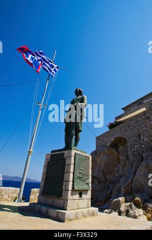 La statue d'Andreas Miaoulis, héros de la guerre d'indépendance grecque, qui est un monument de l'île grecque, l'Hydre. Sur le Banque D'Images