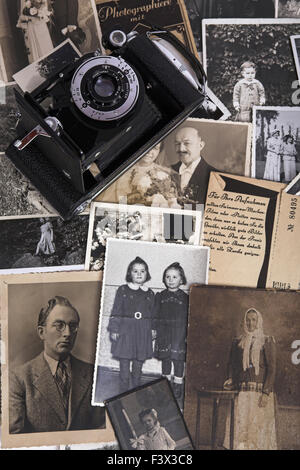 Les photos nostalgiques et caméra film en rouleau Banque D'Images