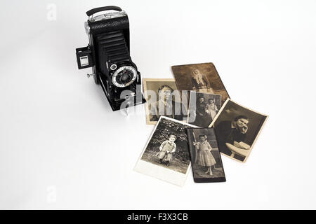 Les photos nostalgiques et caméra film en rouleau Banque D'Images