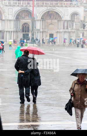 Piazza San Marco, la Place Saint Marc, Venise, Italie. 13 octobre 2015. Les gens avec des parasols à l'état humide, jour de pluie à Venise. Crédit : Richard Wayman/Alamy Live News Banque D'Images